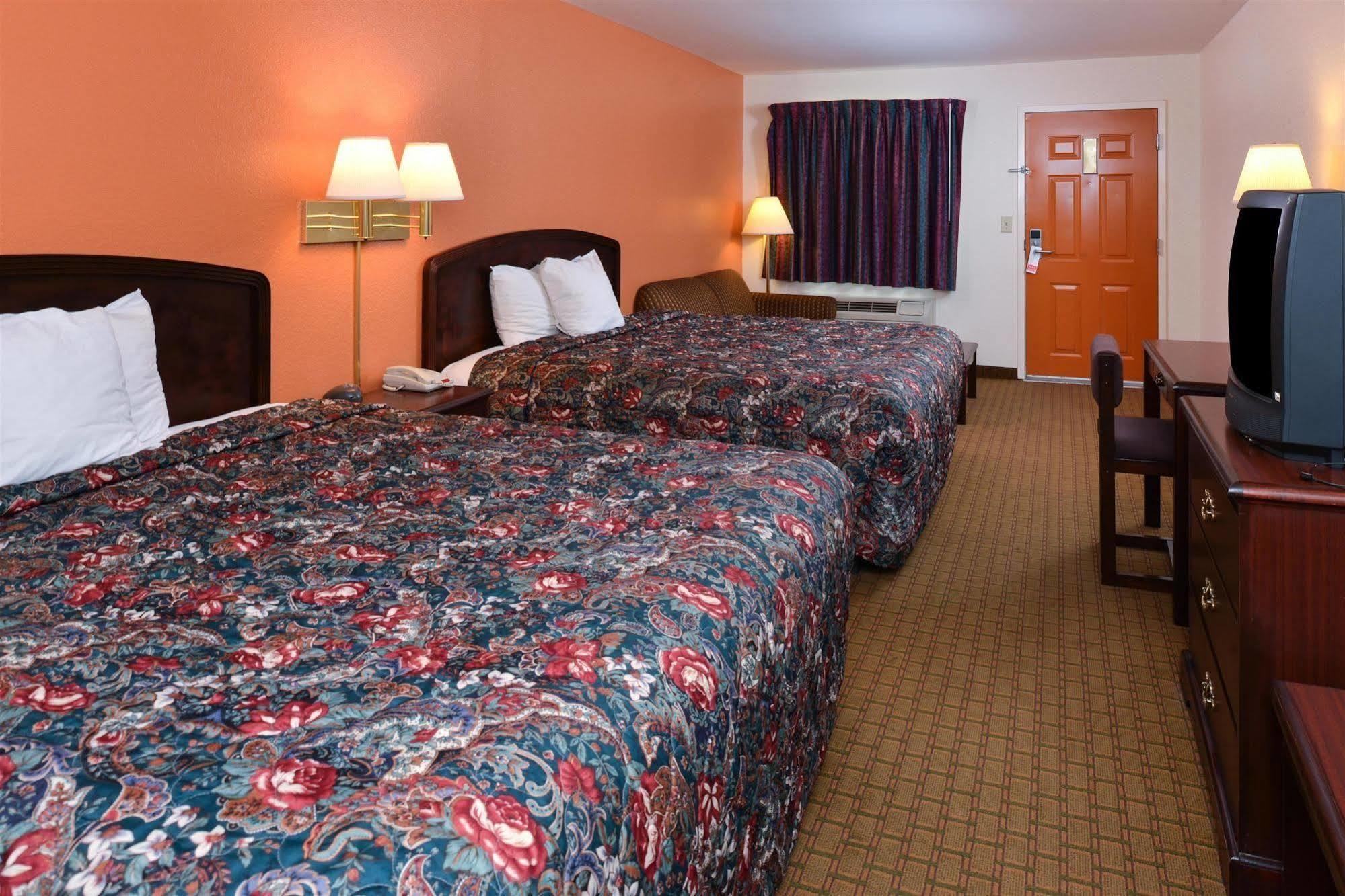 Carry On Inn & Suites LaFayette Bagian luar foto
