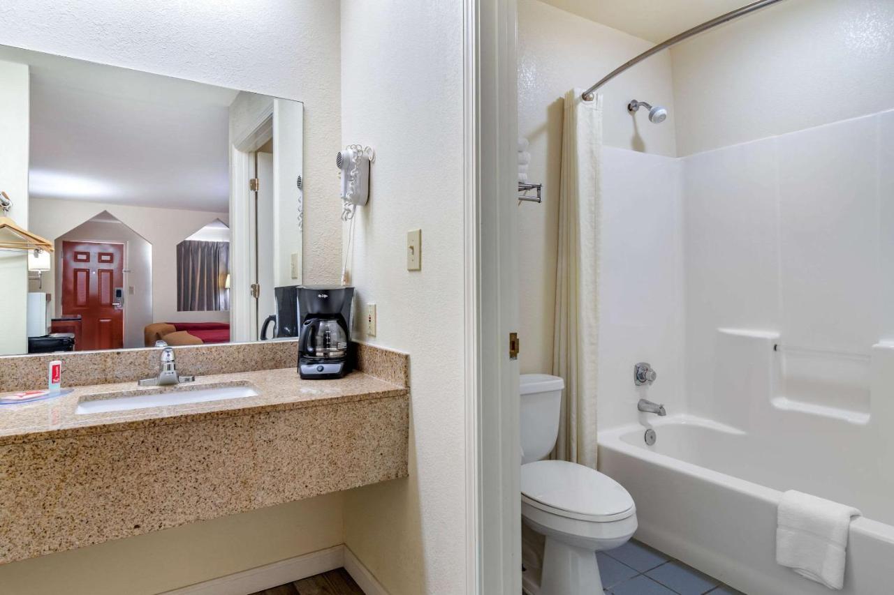 Carry On Inn & Suites LaFayette Bagian luar foto